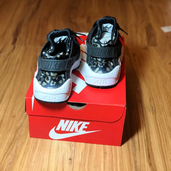 Women's Nike Air Huarache Leopard Print Shoes - Picture 6 of 7